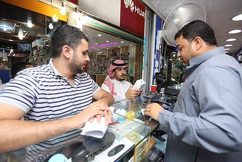 "العمالة الوافدة" تلوّح بالتحايل على "سعودة الاتصالات"