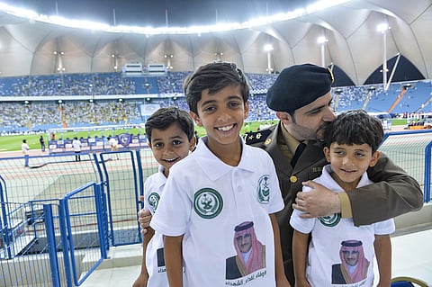 شاهد.. أبناء شهداء منسوبي "الداخلية" يحضرون مباراة الديربي