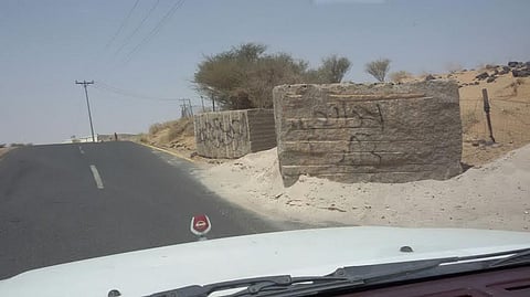 صخور الجرانيت الضخمة تتناثر مهددة سالكي طريق "الأملح- تربة"