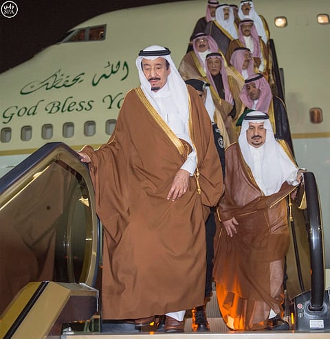 بالصور.. خادم الحرمين الشريفين يصل إلى الرياض قادمًا من حفر الباطن