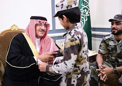بالفيديو.. ولي العهد يحقِّق أمنية المنشد الصغير "وسام" ويستقبله مستمعًا لقصيدته