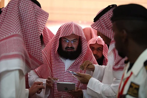شاهد.. السديس من معرض الكتاب يدون رسالة لجنودنا البواسل