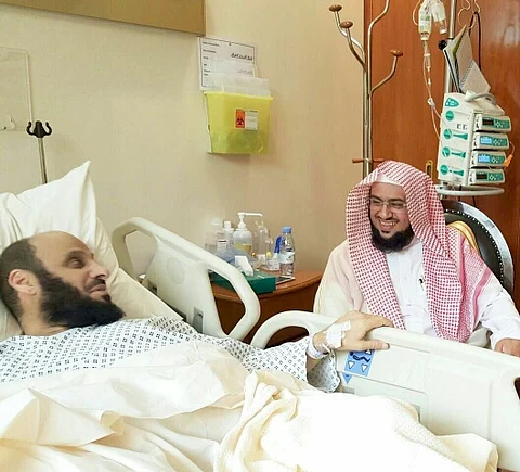 " بن فحاس" يطمئن على صحة الشيخ عائض القرني