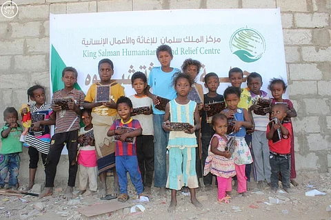 27 طناً من الـتمور يوزعها مركز الملك سلمان للإغاثة بـ"عـتق اليمنية"