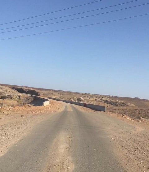 طريق هجرة "العيينة" بخيبر يعاني خطورة الكثبان الرملية والصخور