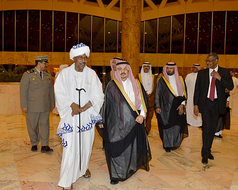 شاهد.. أمير الرياض يستقبل والي الخرطوم