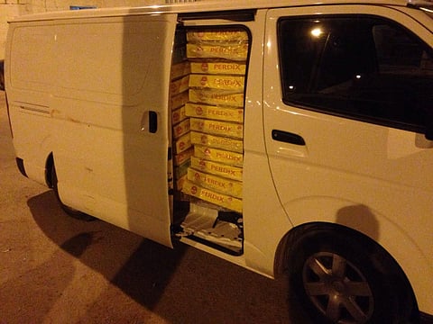 شاهد.. ضبط طنين من الدجاج المجمد بسيارة غير مخصصة للنقل بـ "الشمالية"