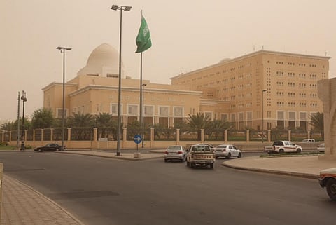 شاهد.. "سبق" ترصد موجة الغبار بالمدينة.. و "المرور" يحذر