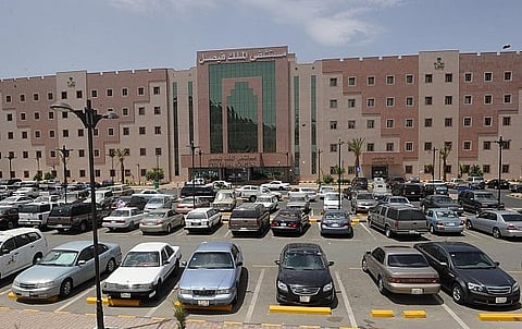 "حارس أمن" بمستشفى يُحرر قسائم مرورية للمخالفين في الطائف