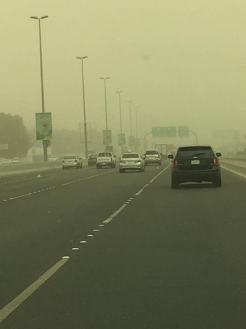 موجة غبار تضرب جدة وتعوِّق الحركة المرورية .. والجهات تستنفر للطوارئ