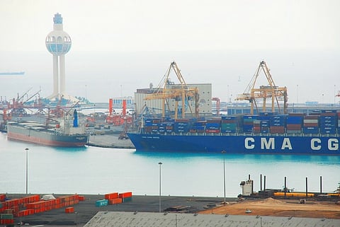 "سوء الأحوال الجوية" يوقف الحركة الملاحية بميناء جدة الإسلامي