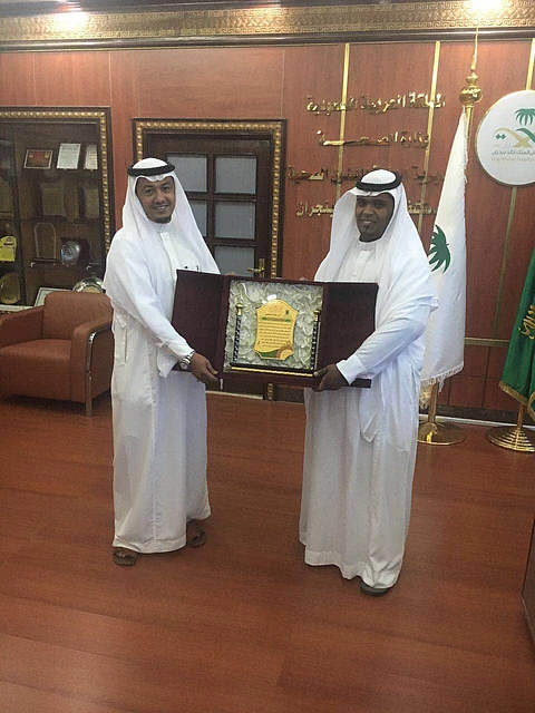 مواطن يقدم درعًا لمدير مستشفى الملك خالد بنجران