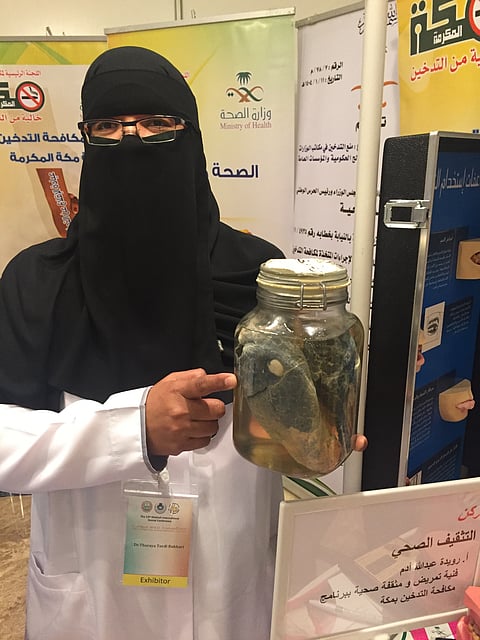 قصة واقعية .. سبعينية سردت معاناتها مع "الشمة" طوال 7 عقود