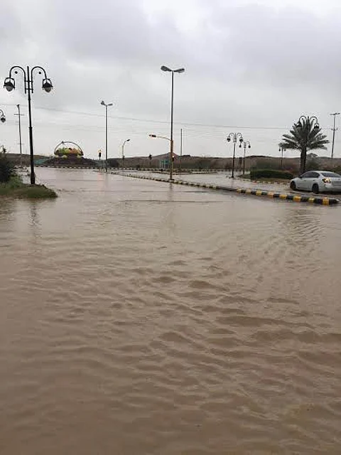 "تعليم تبوك وتعليق الدراسة الجزئي" .. تجاهل تحذيرات الأمطار وتمييز بين الأحياء
