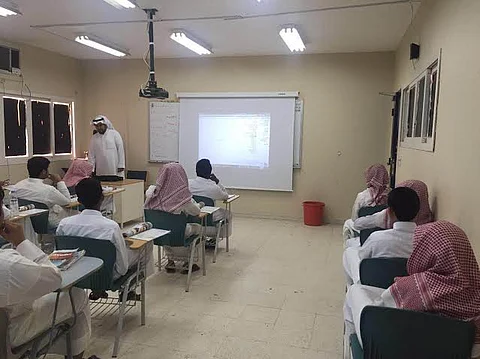 شاهد.. معلم أقعده حادث فتواصل مع طلابه عبر "يوتيوب".. الحصص في موعدها