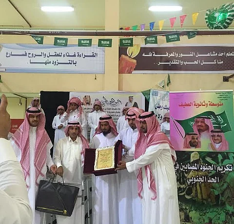 الطائف.. ثانوية العطيف تُكَرّم جنديين أصيبا في "عاصفة الحزم"