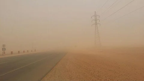 شاهد .. رياح مصحوبة بالغبار تضرب شمال الرياض وانعدام للرؤية بالطرق السريعة
