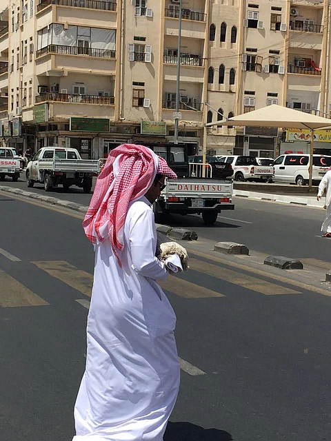 بالصور.. تشييع جثمان "جنين الطائف".. والأب يكتفي بالصمت في مشهد حزين
