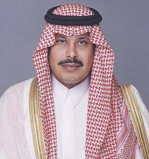 "أمير الباحة" يوجّه بتحسين الخدمات للمواطنين والمقيمين