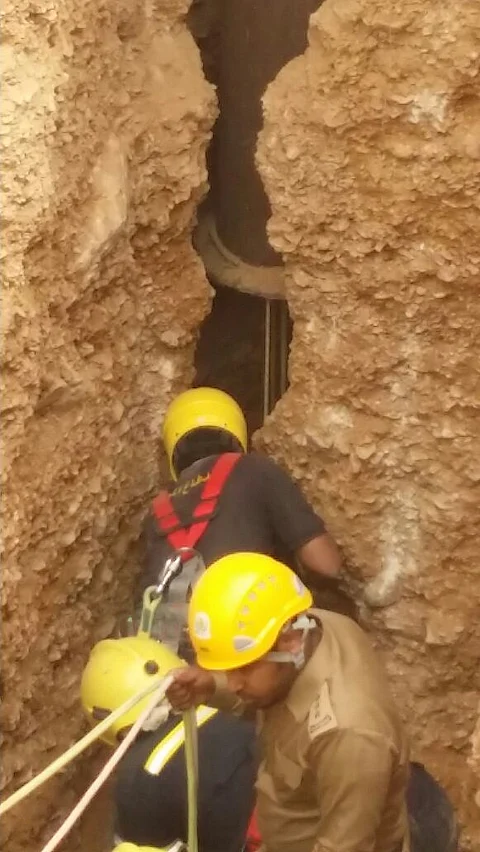 بالصور.. الدفاع المدني يكشف تفاصيل انتشال جثة ضحية بئر "الخبي"