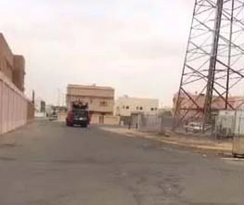 بالفيديو.. مواطن بينبع يوثق جمع العمال العلب الفارغة وتركهم النفايات
