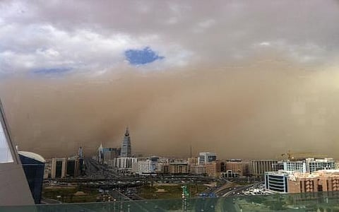 العواصف الرملية تغادر جدة.. في طريقها للرياض والشرقية