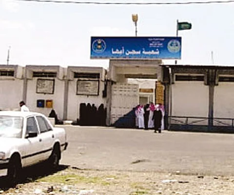 حدث في سجن أبها.. تظلمات نزلاء تطورت لإضراب عن الطعام والشرطة العسكرية تتدخل