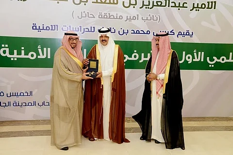 نائب أمير حائل يُكَرّم "العمري"