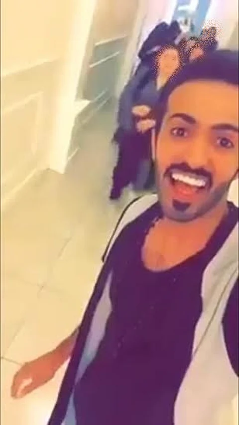 هذه حقيقة فيديو "الشاب ومعجبات المول" وعلاقة صاحبه بمقطع "باص الجامعيات"