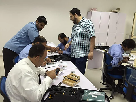دورات تخصصية في أساسيات صيانة الهواتف الذكية لمدربي صناعي جدة