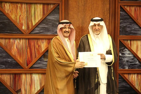 "الفيصل" يسلم "الشبلان" شهادة الشخصية الفعالة