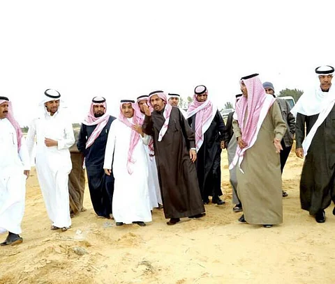 "محافظ القريات" يتابع ميدانيًا أعمال درء السيول عن قرية غطي بالقريات