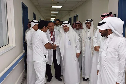 مدير "صحة الطائف" يلتقي مشتبهاً بإصابتهم بـ"كورونا" ويطالب بإجراءات احترازية