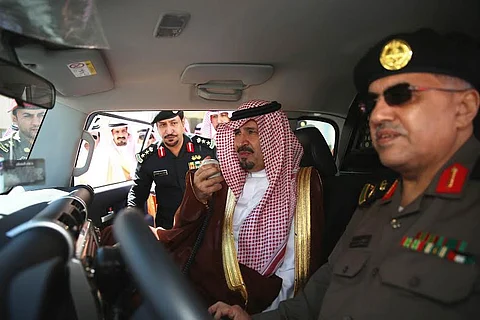 أمير الجوف يرعى انطلاق دوريات الأمن بلونها وزيها الجديد