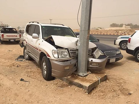 شاهد.. مركبة مسرعة تقتحم نقطة تفتيش الأفلاج