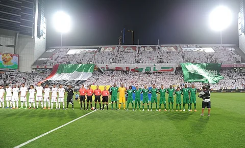 بالصور .. مدرجات الإمارات تتغنى بـ"حُب السعودية"