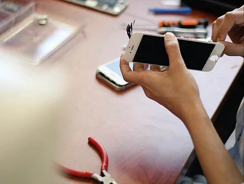 28 منشأة خاصة تعلن "1546" وظيفة في صيانة وبيع "الجوالات"