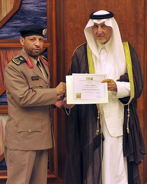 "الفيصل" يسلم "الشهراني" شهادة دورة القيادات العليا