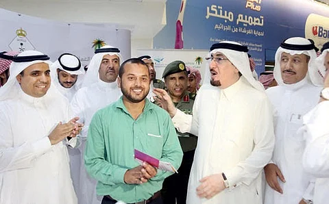 "العمل": منح الوافدين شريحة اتصال مجانية بمجرد دخولهم المملكة