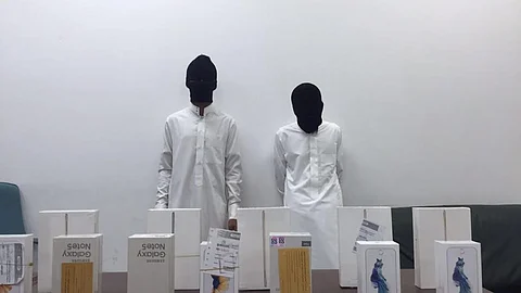 الإطاحة بعصابة الثلاثة ببريدة .. سرقوا جوّالات وأجهزة قيمتها 200 ألف ريال