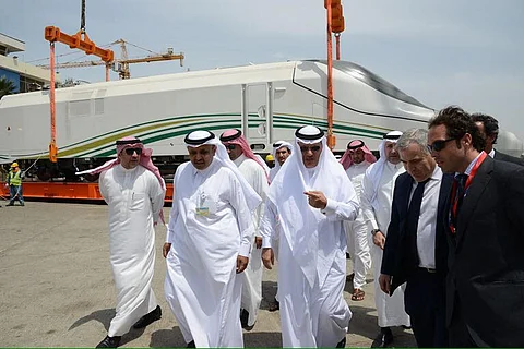 بالصور.. "القطار الرابع" بمشروع الحرمين يصل إلى ميناء جدة