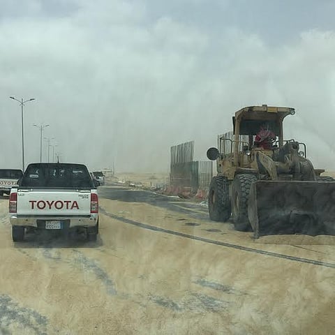 شاهد.. الشعير يغطي طريق "جازان- صبيا" ويعرقل حركة السير