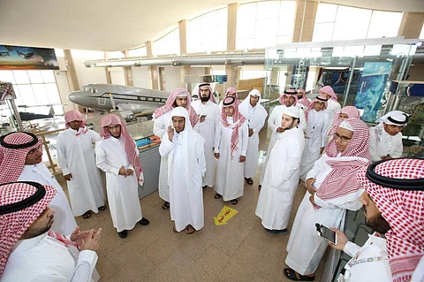 المشاركون في "جائزة الملك سلمان القرآنية" يتعرفون إلى متحف "صقر الجزيرة"