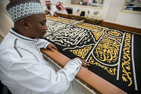 بالصور.. ضيوف الملك سلمان في مصنع كسوة الكعبة المشرفة