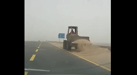 بالفيديو.. وزير النقل يتفاعل مع مواطن بعقوبات على المقاول والجهاز الفني لطريق الرين