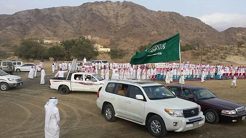 بالصور.. قبيلة آل ثوبان تحتفي بإطلاق سراح ابنها أحمد عسيري