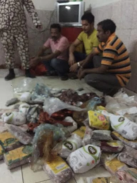 شاهد.. ضبط عمالة آسيوية فجراً تخزّن لحوماً فاسدة في مستودع بـالطائف