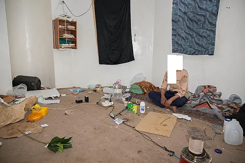 شاهد.. كيف عزل مواطن نفسه مانعاً المصلين من دخول مسجد اتخذه مسكناً بتبوك؟!