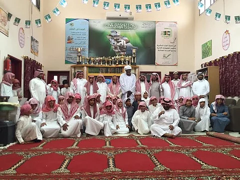 إلى " بعد 20 عاماً.. هكذا استقبل أهالي قفيلان بأضم معلمهم السوداني القادم للعمرة "
