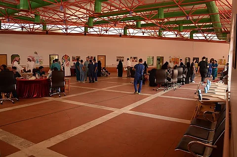 أساتذة وطلاب "أسنان طيبة" يزورون مركز الأطفال المعوقين بالمدينة